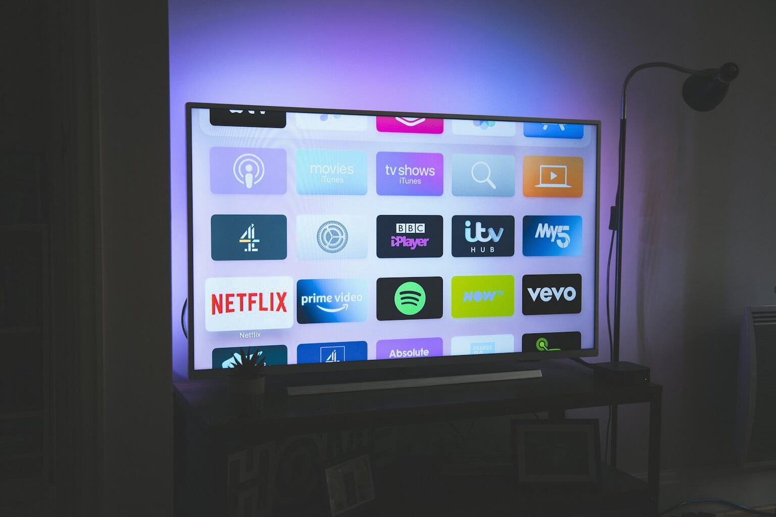 Salonda duvara monte edilmiş LED televizyon